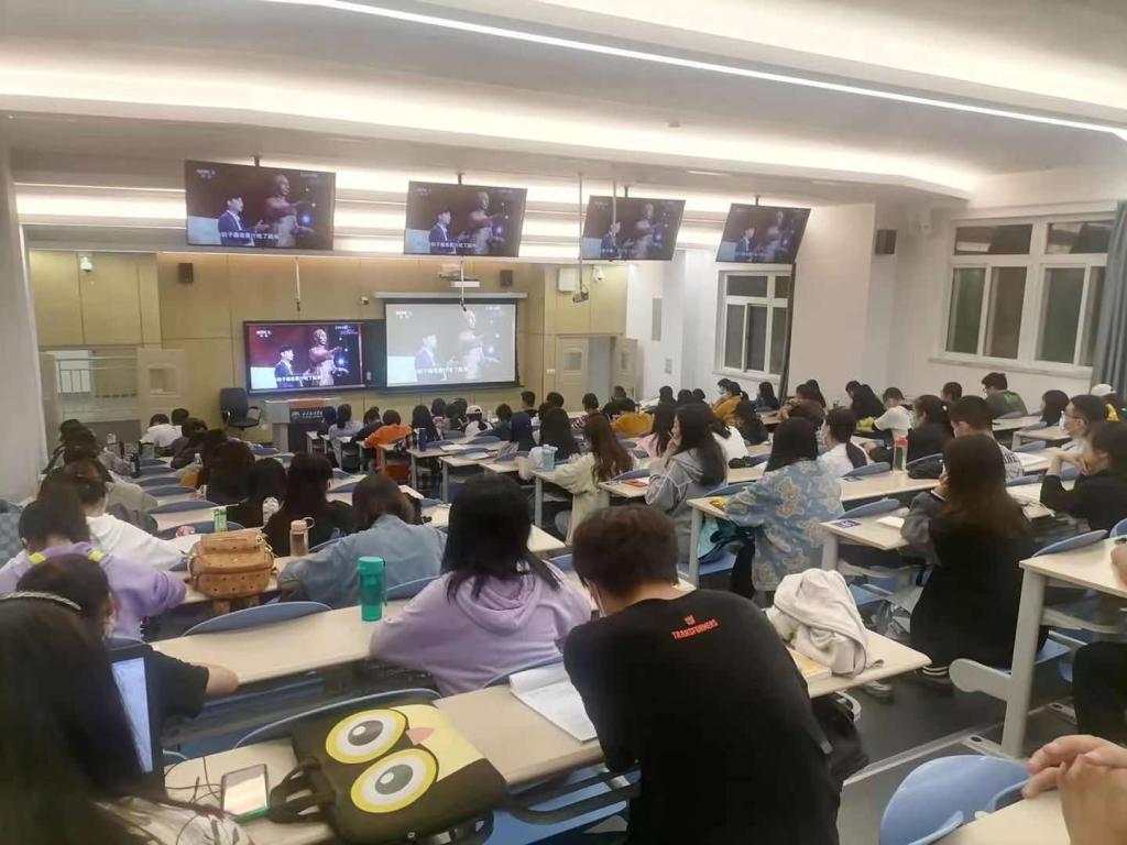 4102T集中收看“开学第一课”