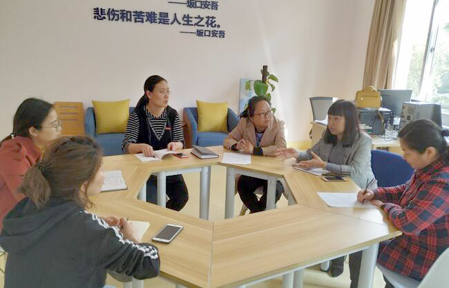 学校心理咨询室唐翠宁老师向工作室成员进行指导