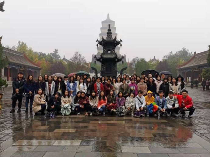 1. 西班牙语专业本科2017级学生在大慈恩寺实习